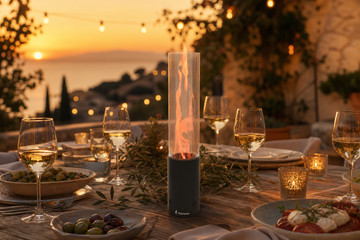 Flamesa Pyra pellet vuurkorf op terras bij zonsondergang - sfeervolle horeca terrasverwarming